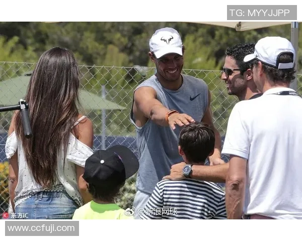 西班牙足球明星的妻子们美丽瞬间大揭秘，时尚与魅力并存的生活照分享