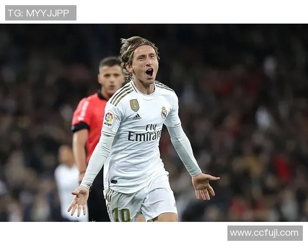 足球明星魔笛高清图片欣赏展现其精彩瞬间与独特魅力